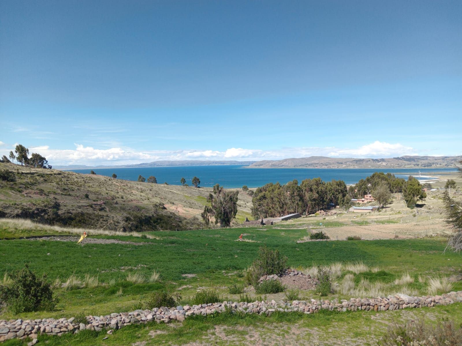 Blick über das Land zum Titicacasee